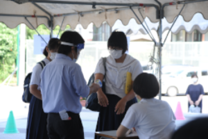 受付にて検温中